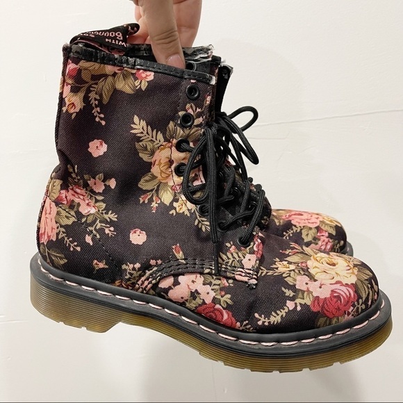Dr. Martens Victorian Floral Docs Lace-Up Size 6 - Picture 2 of 11